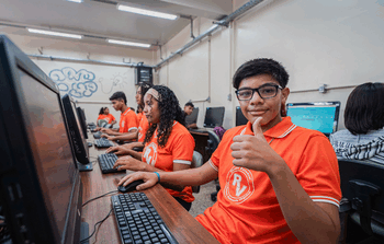 Programa Computadores para Inclusão cria mais de mil laboratórios em 2025 e doa 11 mil computadores para ampliar a inclusão digital no Brasil.
