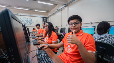 Programa Computadores para Inclusão cria mais de mil laboratórios em 2025 e doa 11 mil computadores para ampliar a inclusão digital no Brasil.