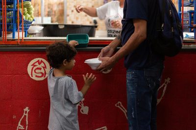 Munic 2024 revela que 91,7% dos municípios com mais de 500 mil habitantes têm estrutura de segurança alimentar. Metade das cidades brasileiras já possui órgão próprio para SAN, indicando fortalecimento do Sisan e avanço institucional contra a fome.