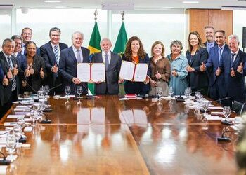 Governo Federal encaminha ao Congresso Projeto de Lei que reestrutura carreiras, cria cargos em universidades e agências, moderniza a gestão de pessoas e consolida acordos salariais que beneficiam mais de 227 mil servidores.