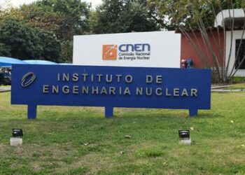 Brasil desenvolve microrreatores nucleares para fornecer energia limpa a pequenas cidades, empresas e áreas remotas, com previsão de operação a partir de 2033.