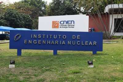 Brasil desenvolve microrreatores nucleares para fornecer energia limpa a pequenas cidades, empresas e áreas remotas, com previsão de operação a partir de 2033.