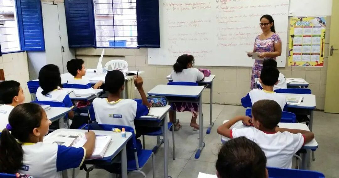 “Ipea: reforma do Imposto de Renda beneficia professores da educação básica — 51,6% ficarão isentos e 73,5% terão alívio fiscal com a nova lei em 2026.”
