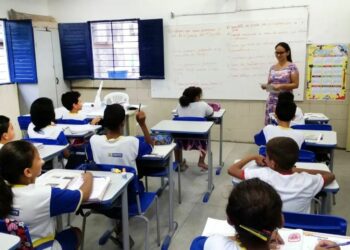 “Ipea: reforma do Imposto de Renda beneficia professores da educação básica — 51,6% ficarão isentos e 73,5% terão alívio fiscal com a nova lei em 2026.”
