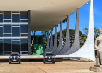 Procurador-geral da República arquiva pedido para investigar Alexandre de Moraes e sua esposa no caso Banco Master, alegando falta de provas e ausência de indícios de irregularidades.