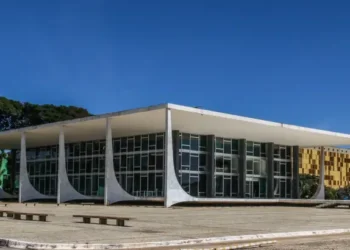 Moraes vota para condenar cinco réus por trama golpista no STF