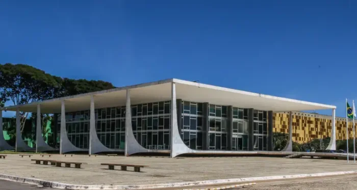 Moraes vota para condenar cinco réus por trama golpista no STF
