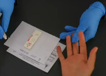Brasil quer incorporar ao SUS a PrEP injetável semestral com lenacapavir e negocia preço e transferência tecnológica. País registra queda de mortes por aids.