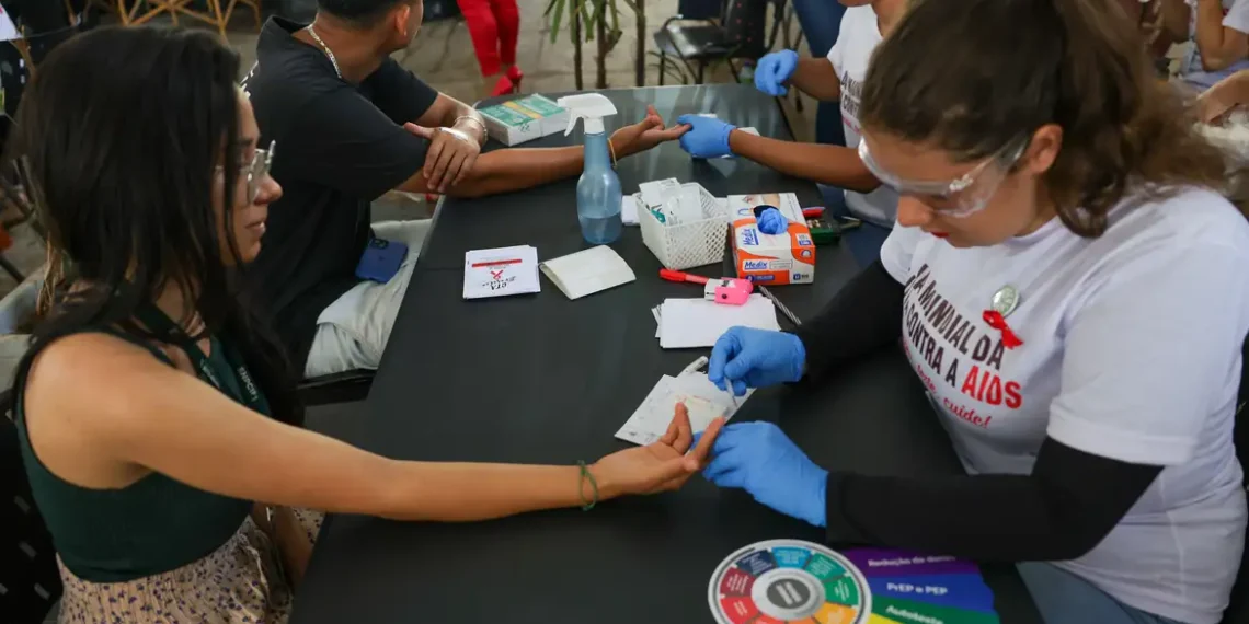 No Dia Mundial de Luta contra o HIV, ONU alerta para riscos de retrocesso global na resposta ao vírus. Brasil destaca avanços, mas reforça desafios no acesso à prevenção, combate ao estigma e cumprimento das metas 95-95-95 até 2030.