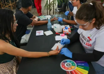 No Dia Mundial de Luta contra o HIV, ONU alerta para riscos de retrocesso global na resposta ao vírus. Brasil destaca avanços, mas reforça desafios no acesso à prevenção, combate ao estigma e cumprimento das metas 95-95-95 até 2030.