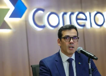 Correios lançam plano de reestruturação para reduzir déficits, com fechamento de 16% das agências, PDVs, cortes de despesas e estudo de abertura de capital.