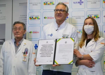 O Ministério da Saúde renovou por cinco anos o contrato com a Rede Sarah, no valor de R$ 7,5 bilhões, para ampliar atendimentos especializados pelo SUS.