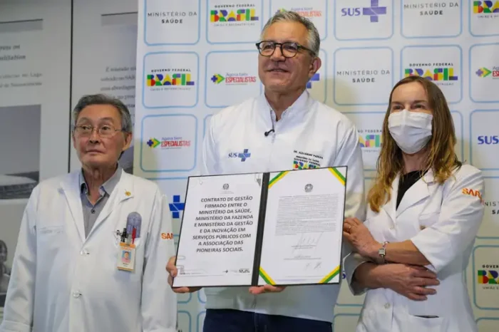 O Ministério da Saúde renovou por cinco anos o contrato com a Rede Sarah, no valor de R$ 7,5 bilhões, para ampliar atendimentos especializados pelo SUS.