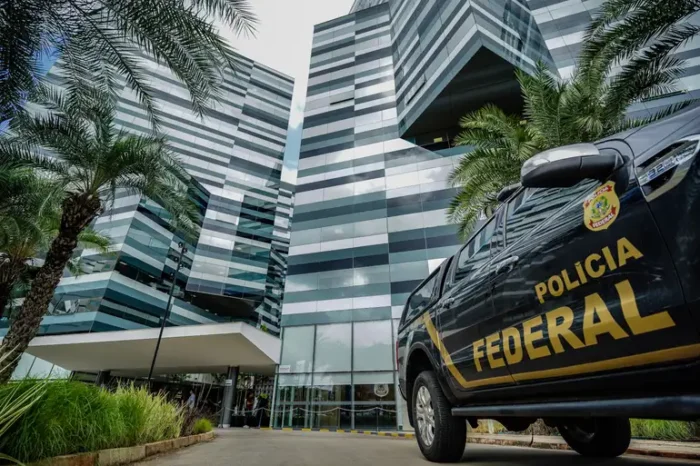 Ramagem e Anderson Torres são demitidos da PF após condenação no STF por participação na trama golpista de 2022. Portarias foram assinadas por Lewandowski.