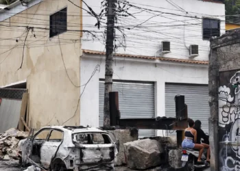 Governo do Rio apresenta ao STF plano em cinco fases para reocupar áreas dominadas pelo crime, com ações de segurança, políticas sociais e desenvolvimento econômico.