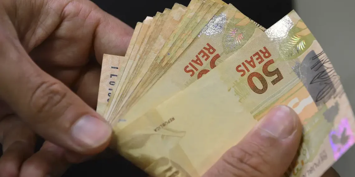 A segunda parcela do décimo terceiro salário deve ser paga até sexta-feira (19) a 95,3 milhões de brasileiros. Benefício injeta R$ 369,4 bilhões na economia, segundo o Dieese.