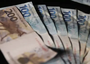 Câmara aprova projeto que regulamenta pontos centrais da reforma tributária, com regras sobre IBS, ITCMD, sistema financeiro e setores específicos da economia.