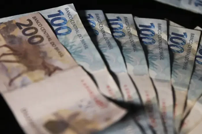 Câmara aprova projeto que regulamenta pontos centrais da reforma tributária, com regras sobre IBS, ITCMD, sistema financeiro e setores específicos da economia.