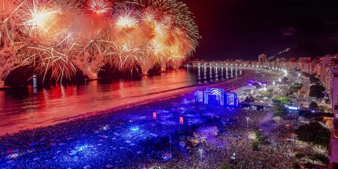 Réveillon do Rio de Janeiro contará com 13 palcos, 70 atrações, balé de drones e maior show pirotécnico da história. Festa deve reunir 5 milhões de pessoas.