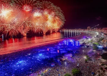 Réveillon de Copacabana terá Gilberto Gil, Ney Matogrosso, mais de 70 atrações em 13 palcos e queima de fogos com 19 balsas e 12 minutos de espetáculo.