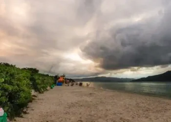 Inmet emite alertas de tempestade para RS e SC, com previsão de chuva intensa, ventos de até 100 km/h, granizo e risco de alagamentos e falta de energia.