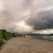 Inmet emite alertas de tempestade para RS e SC, com previsão de chuva intensa, ventos de até 100 km/h, granizo e risco de alagamentos e falta de energia.