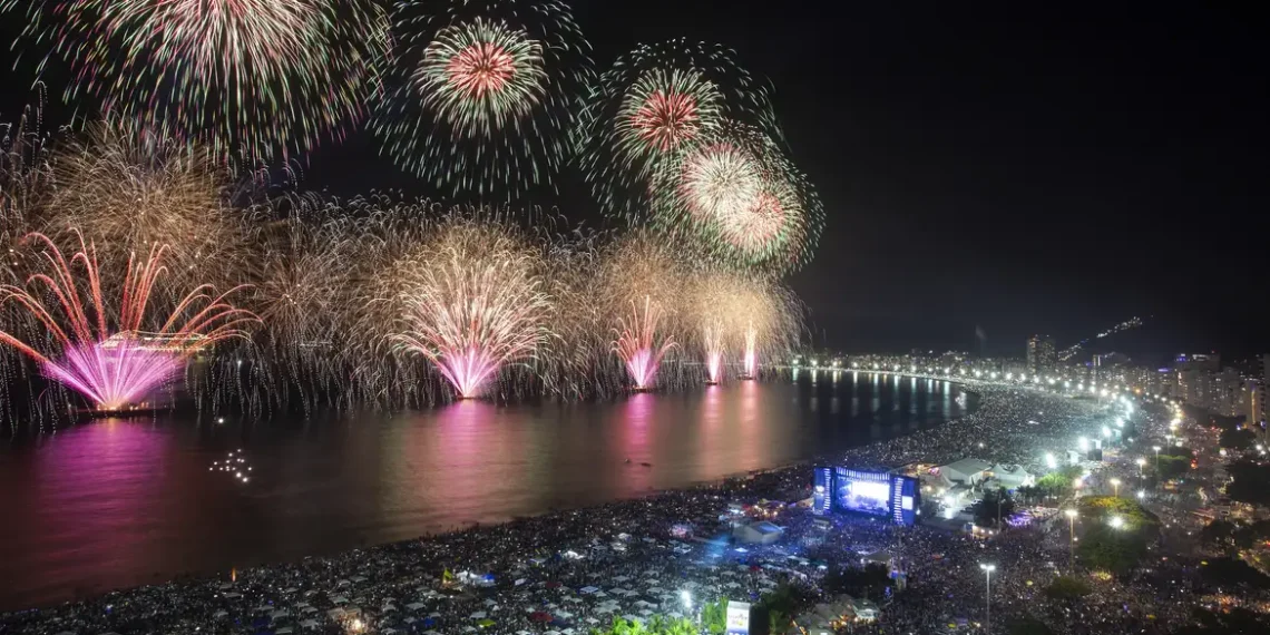 Mesmo sendo o maior réveillon do planeta, a virada de 2026 no Rio pode ocorrer sob chuva, com alerta de ressaca e pancadas isoladas.