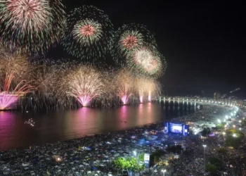 Mesmo sendo o maior réveillon do planeta, a virada de 2026 no Rio pode ocorrer sob chuva, com alerta de ressaca e pancadas isoladas.