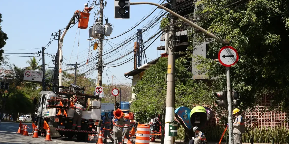 Justiça determina que a Enel restabeleça energia em São Paulo em até 12 horas após apagão causado por ciclone; multa pode chegar a R$ 200 mil por hora.