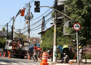Justiça determina que a Enel restabeleça energia em São Paulo em até 12 horas após apagão causado por ciclone; multa pode chegar a R$ 200 mil por hora.