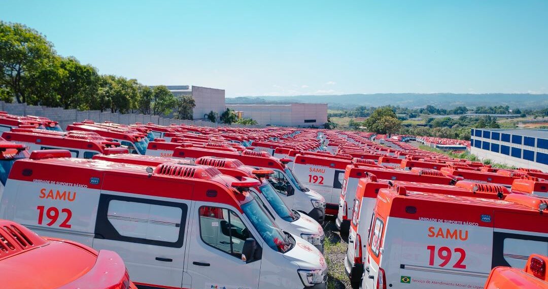 Ministério da Saúde amplia frota do SUS com 2.420 ambulâncias do SAMU 192 e 700 micro-ônibus, com recursos do Novo PAC e entregas a partir de 2026.