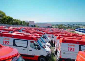 Ministério da Saúde amplia frota do SUS com 2.420 ambulâncias do SAMU 192 e 700 micro-ônibus, com recursos do Novo PAC e entregas a partir de 2026.