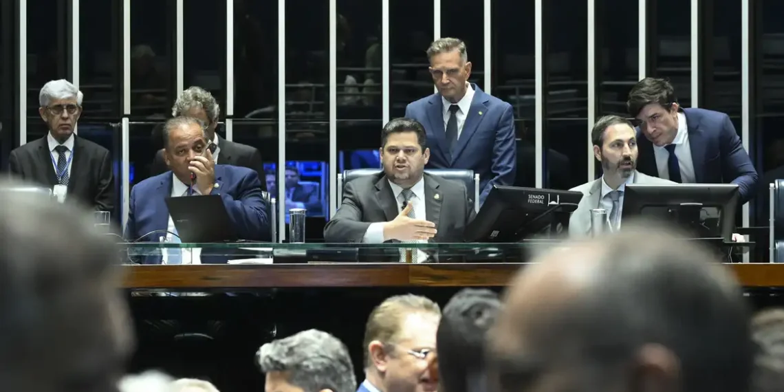 Senado aprova o PL da Dosimetria, que reduz penas de condenados pelos atos golpistas de 8 de janeiro e pela tentativa de golpe de Estado. Proposta segue para sanção de Lula.