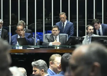 Senado aprova o PL da Dosimetria, que reduz penas de condenados pelos atos golpistas de 8 de janeiro e pela tentativa de golpe de Estado. Proposta segue para sanção de Lula.