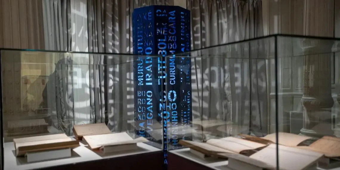 Exposição “Palavras que Voam”, no Sesi Lab em Brasília, celebra 50 anos do Dicionário Aurélio com acervo, manuscritos e documentos inéditos de Aurélio Buarque de Holanda.
