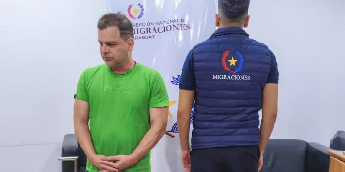 Silvinei Vasques, ex-diretor da PRF, foi preso no Paraguai com passaporte falso e entregue à Polícia Federal na Ponte da Amizade. Condenado a mais de 24 anos, ele havia fugido após romper a tornozeleira eletrônica.