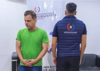 Silvinei Vasques, ex-diretor da PRF, foi preso no Paraguai com passaporte falso e entregue à Polícia Federal na Ponte da Amizade. Condenado a mais de 24 anos, ele havia fugido após romper a tornozeleira eletrônica.