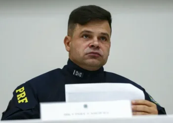 Ex-diretor da PRF, Silvinei Vasques, é preso no Paraguai após romper tornozeleira eletrônica. Condenado pelo STF por envolvimento na trama golpista de 2022.