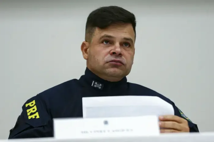 Ex-diretor da PRF, Silvinei Vasques, é preso no Paraguai após romper tornozeleira eletrônica. Condenado pelo STF por envolvimento na trama golpista de 2022.