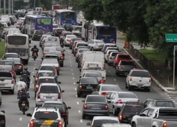 Novas regras da CNH entram em vigor esta semana, liberando a formação sem autoescola obrigatória, reduzindo custos e alterando cargas horárias, aulas práticas e processos de instrução.