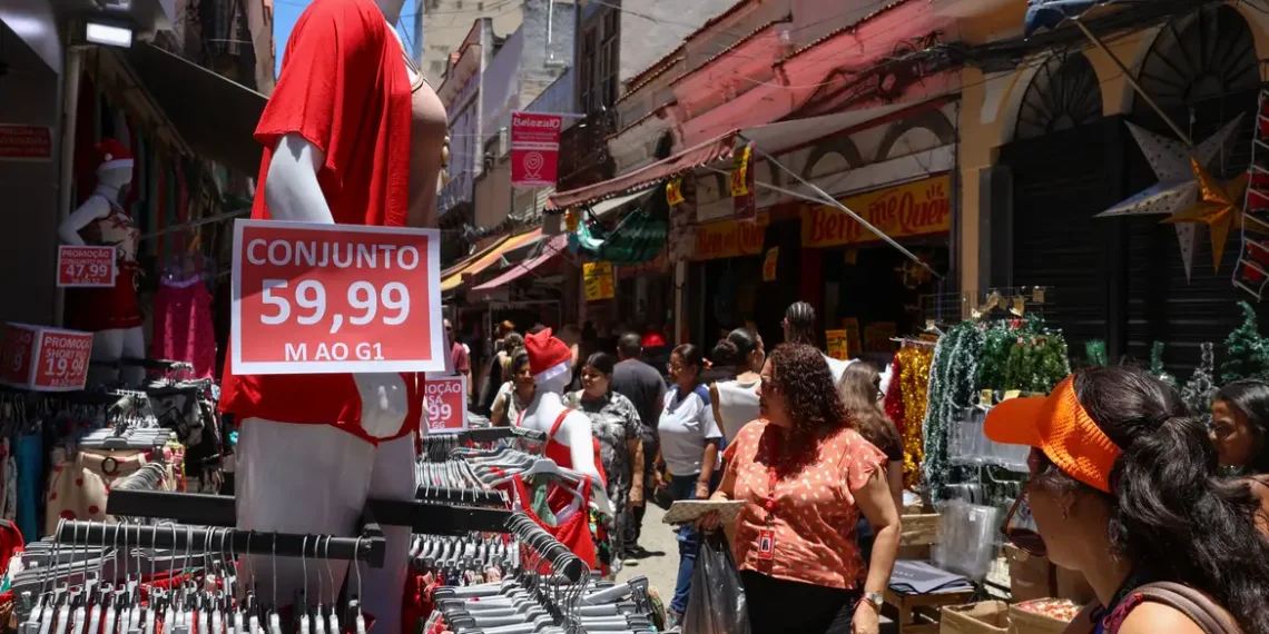 Comércio popular do centro do Rio tem grande movimentação às vésperas do Natal, com consumidores em busca de presentes e inflação sob controle.