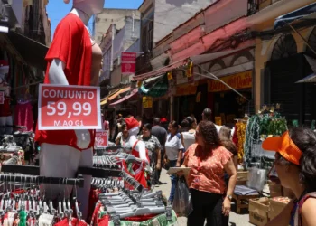 Comércio popular do centro do Rio tem grande movimentação às vésperas do Natal, com consumidores em busca de presentes e inflação sob controle.