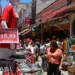 Comércio popular do centro do Rio tem grande movimentação às vésperas do Natal, com consumidores em busca de presentes e inflação sob controle.