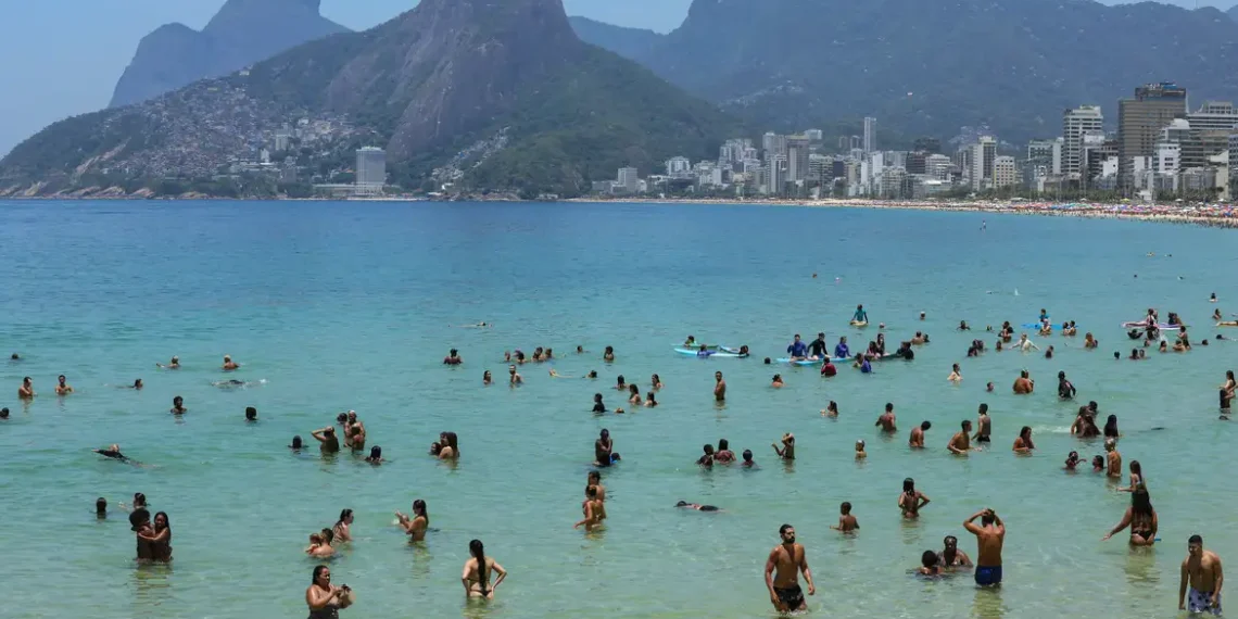 O corpo do piloto de um ultraleve que caiu na orla de Copacabana foi retirado do mar neste sábado (27). A aeronave fazia voos de propaganda e estava regular, segundo a Anac.