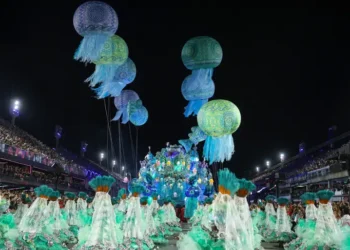 Desfiles das escolas de samba do Rio de Janeiro são reconhecidos como Patrimônio Cultural do Estado, fortalecendo o Carnaval como símbolo cultural e motor econômico.