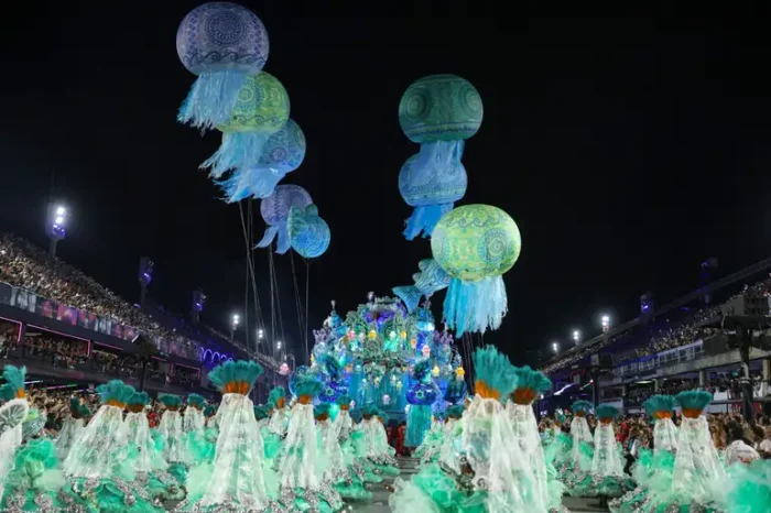 Desfiles das escolas de samba do Rio de Janeiro são reconhecidos como Patrimônio Cultural do Estado, fortalecendo o Carnaval como símbolo cultural e motor econômico.