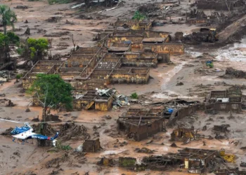 Estudo da UFMG mostra que, sete anos após o rompimento da barragem em Brumadinho, moradores ainda sofrem com adoecimento, medo de contaminação, problemas no abastecimento de água e perdas econômicas. Veja os principais impactos.