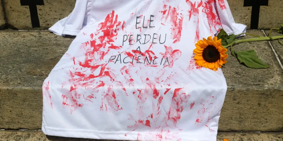 Mulheres protestam em várias cidades do Brasil neste domingo (7) contra o aumento dos feminicídios e da violência de gênero. Ato exige justiça e ações urgentes para proteger a vida das mulheres.