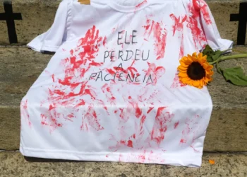 Mulheres protestam em várias cidades do Brasil neste domingo (7) contra o aumento dos feminicídios e da violência de gênero. Ato exige justiça e ações urgentes para proteger a vida das mulheres.