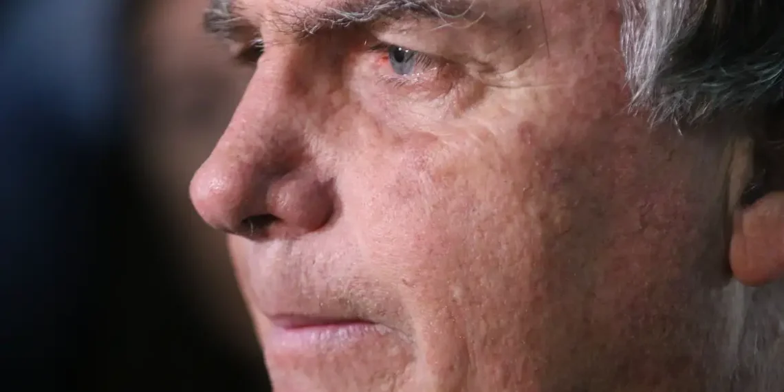 Jair Bolsonaro voltou ao centro cirúrgico nesta terça-feira (30) após novo quadro de soluços. Procedimento reforça bloqueio do nervo frênico; boletim médico é aguardado.